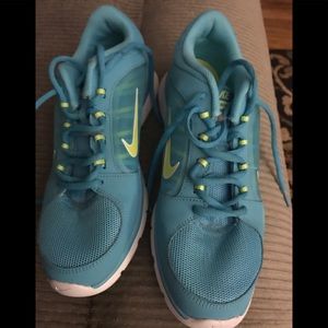 Very gently used women’s Nike sneakers- size 10